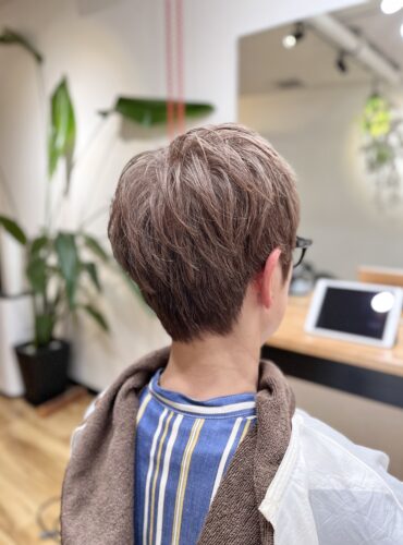 白髪を明るくおしゃれに染める脱白髪染め