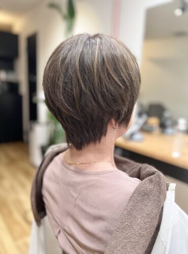 白髪を明るくおしゃれに染める脱白髪染め